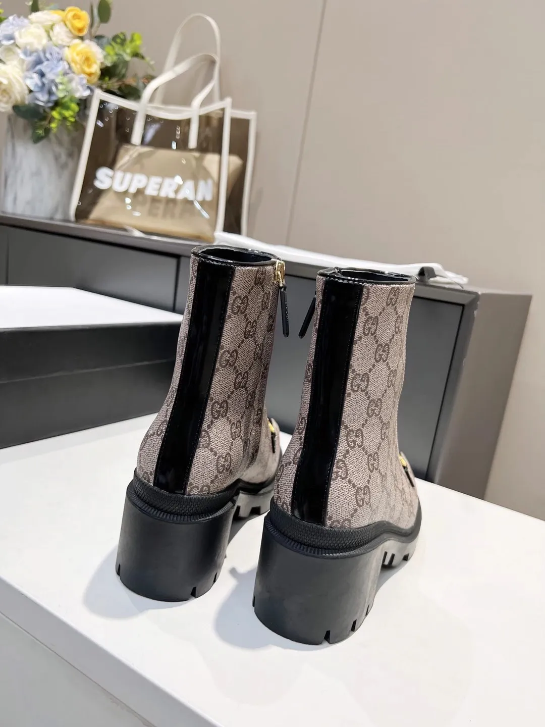 👟👟Ex-factory price 540👟👟 The new version of GUCCI is on sale...🔥 It has a retro British style and is decorated with metal LOGO on the front. Heel height: 6cm Fabric: Open edge beads ➕Special material, lining/foot pads: upgraded cowhide 🐂 Color: black Size: 34-40. (34 and 41 42 need to be customized) Packaging: Comes with card and cloth bag.